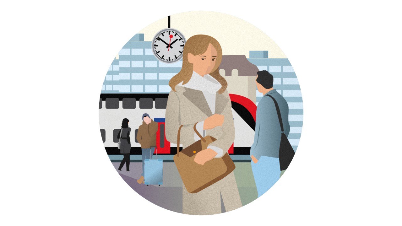 Une dame porte son sac à main fermé et bien protégé devant son corps.