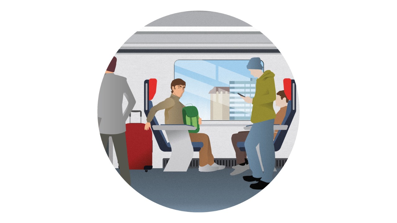 Un homme est assis dans un train qui s'arrête à une gare. Il fait attention à ne pas perdre de vue son sac à dos et sa valise.