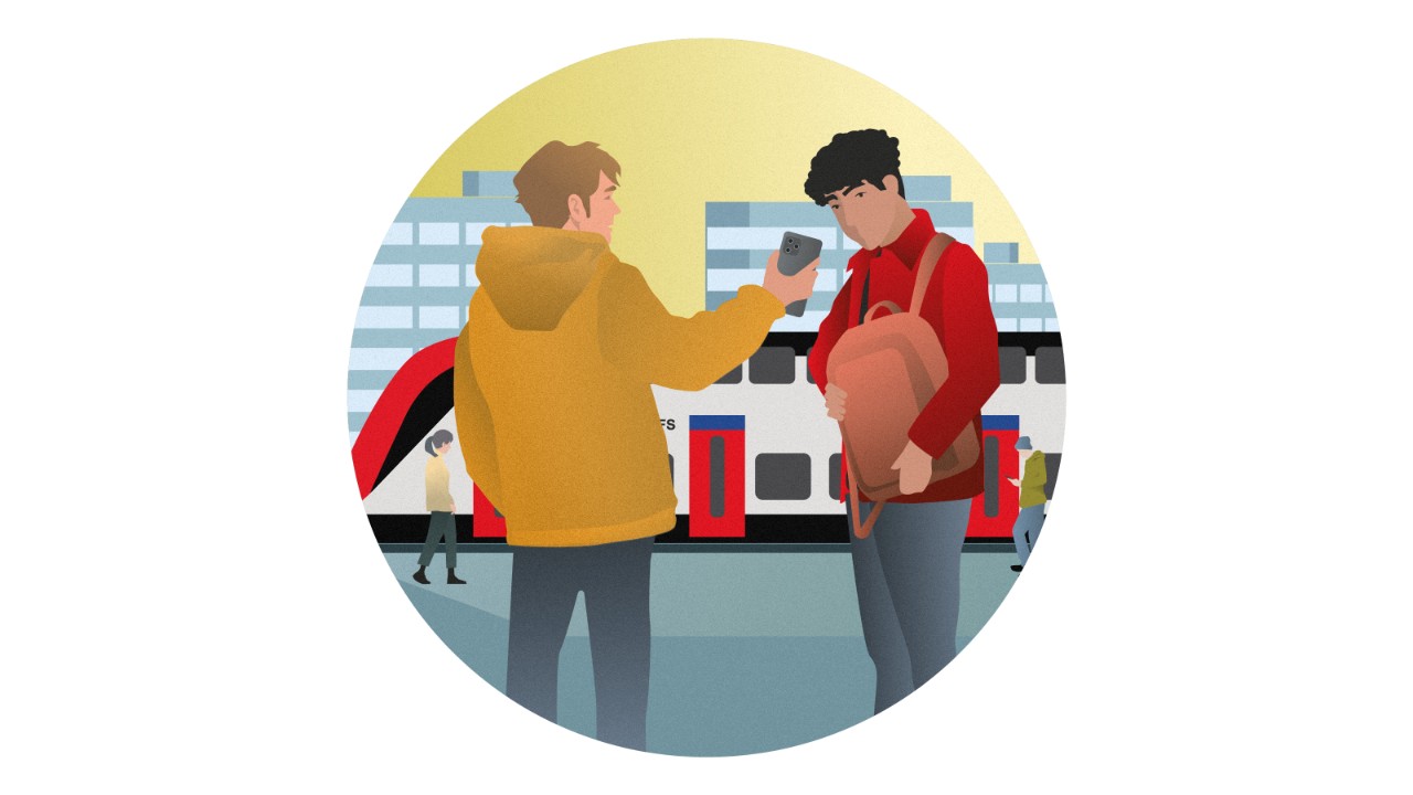 Un jeune homme est abordé par un autre homme. Il ne quitte pas son sac à dos des yeux.