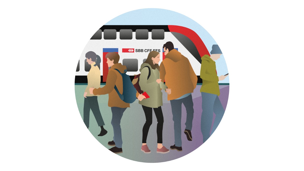 Un voleur bouscule une femme dans la foule. Son complice met la main dans le sac de la femme pendant qu'elle est distraite.