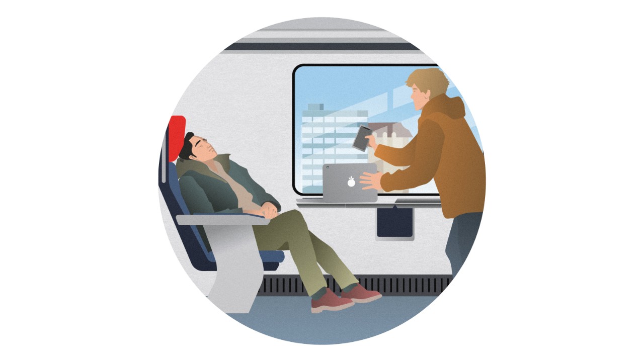 Un homme dort dans le train en laissant son ordinateur portable et son téléphone mobile sur la table du compartiment. Pendant ce temps, un voleur dérobe les objets de valeur.
