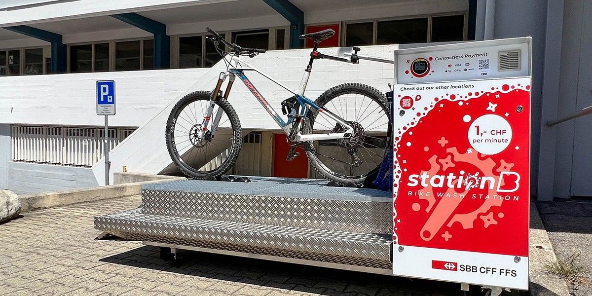 Nach der Bike-Tour das Velo professionell, schnell und günstig reinigen? Das geht am Bahnhof Brig VS und Wald ZH.