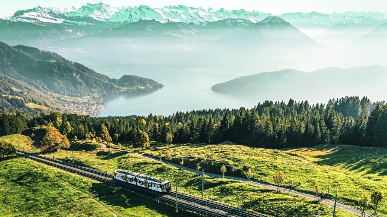 乘坐火车前往瑞吉，俯瞰阿尔卑斯山全景和四瓦尔德施泰特湖。