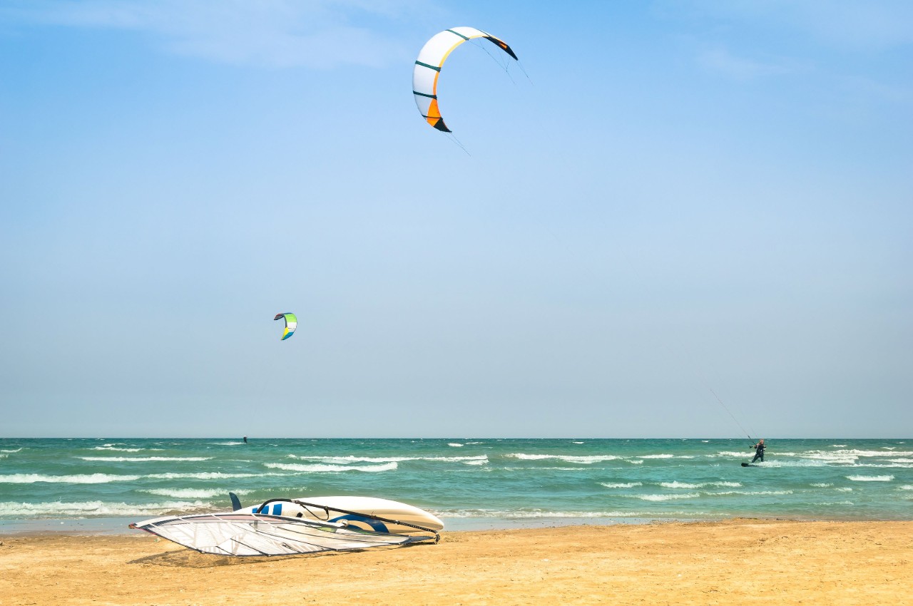 Sport et détente à la plage.
