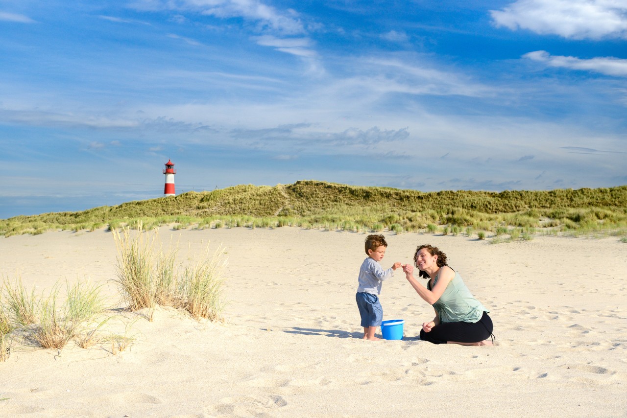 Ellenbogen-beach with lighthouse at List Ost