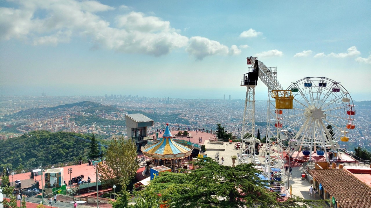 Vue du Tibidabo sur le parc d’attractions et sur la ville de Barcelone.