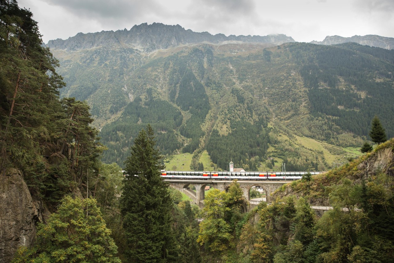 Auf Ihrer Reise nach Lugano fahren Sie über, unter und quer durch das imposante Gotthardmassiv. Geniessen Sie die Aussicht! 