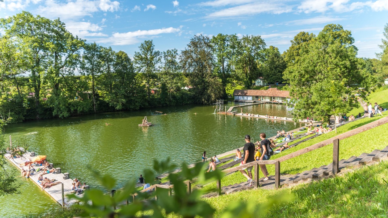 Image of the natural swimming pool in St. Gallen.