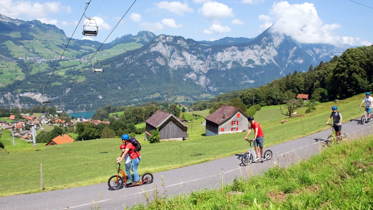 Image of scooter riders on Kerenzerberg.