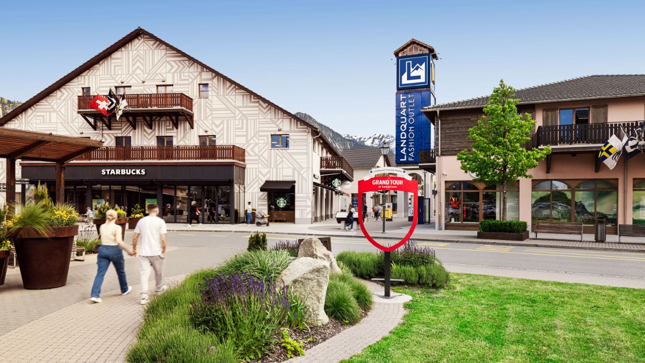 Image of the fashion outlet.