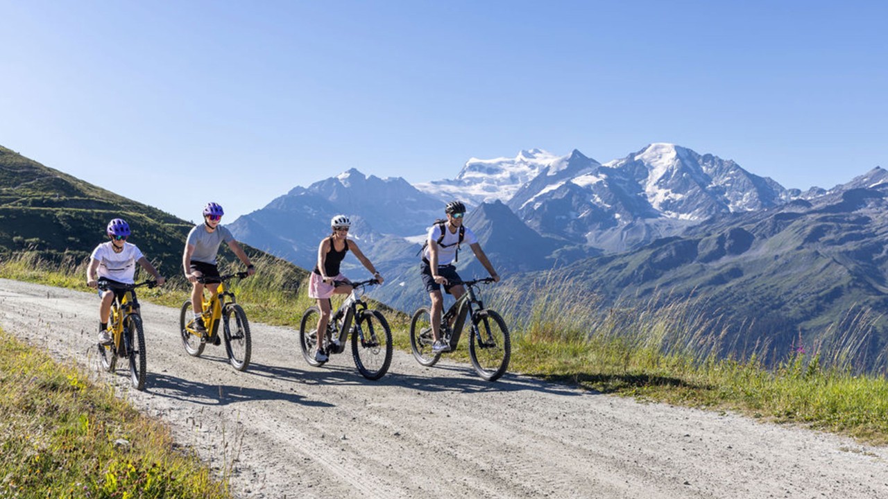 Image of a cycling tour. 