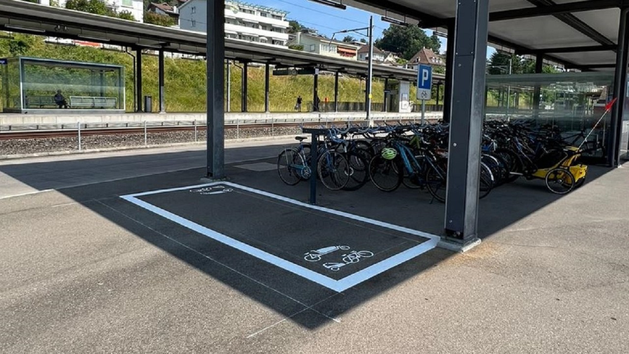 Free-to-use bicycle spaces for cargo bikes and bikes with trailers at Küssnacht station.
