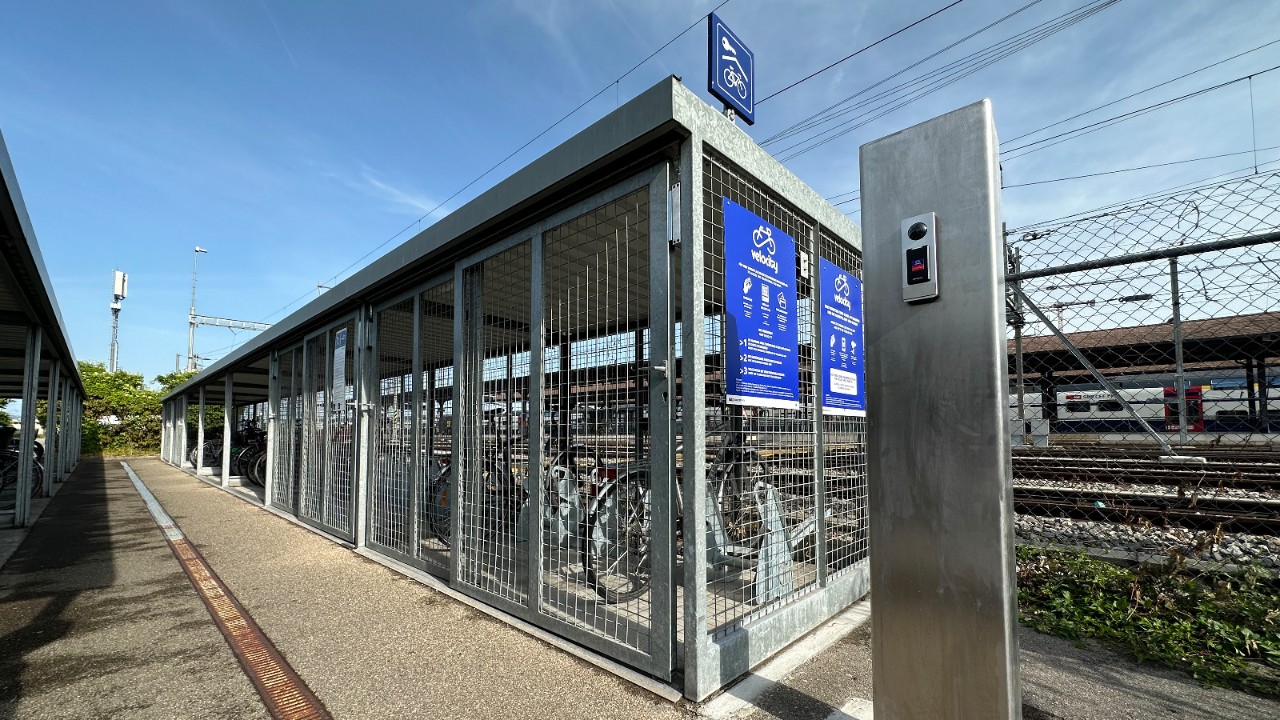 Park your bike or e-bike safely and dryly in a free bike stand at Rapperswil railway station.