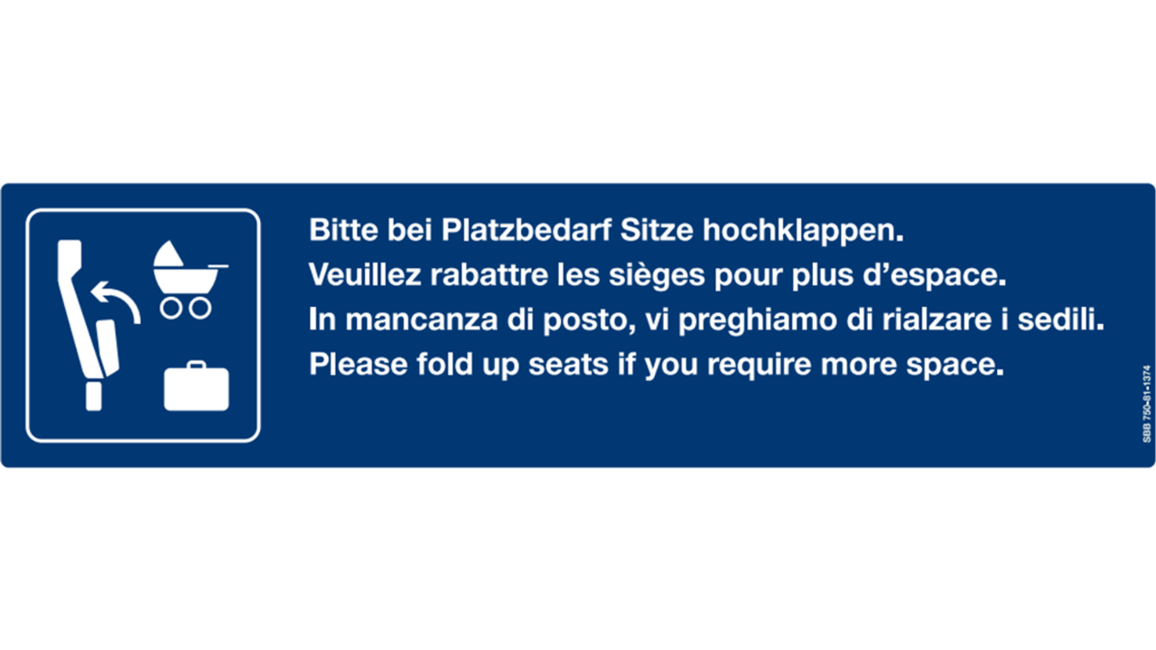 Quando sei ancora sul marciapiede, cerca le carrozze con sedili ribaltabili. Puoi riconoscerle dal simbolo del passeggino presente sulle porte e dagli adesivi presenti sui finestrini del compartimento.