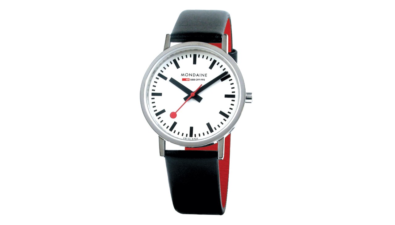 A watch with a classic white face, housing made of polished stainless steel and a diameter of 36mm. The 18mm wide leather strap is black on the outside and red on the inside.     
