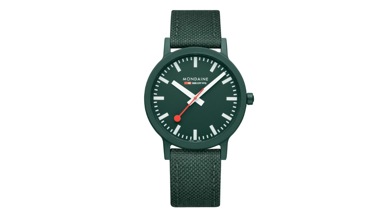 The wristwatch has a dark grey housing, a dark grey dial and a dark grey bracelet made of recycled textile with cork.