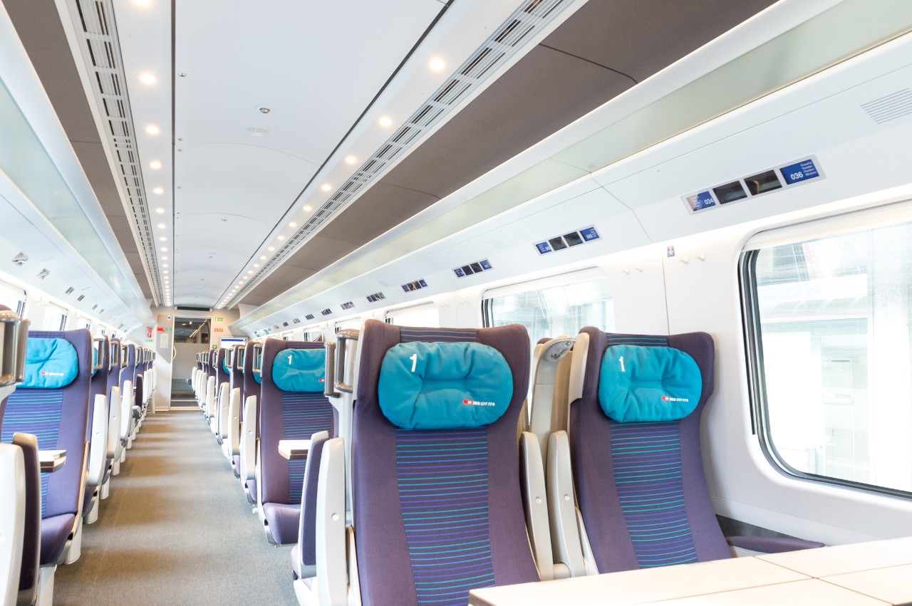 ETR 610: vue intérieure de la 1re classe avec des sièges bleus rayés.