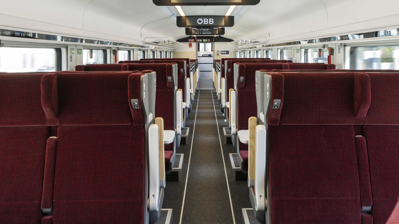 Compartimento aperto con posti a sedere.